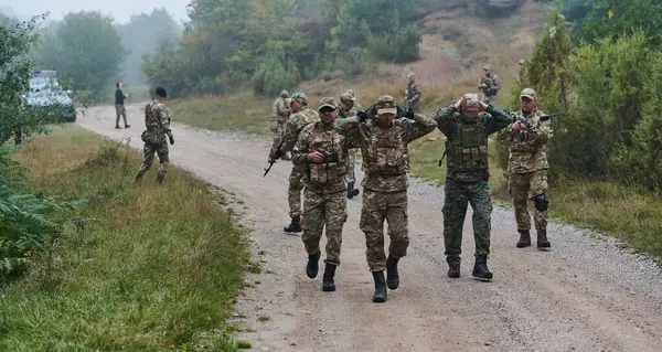 Eine Gruppe Von Elitesoldaten Führt Gefangene Durch Ein Militärlager Dem — Stockfoto