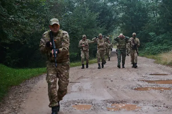 Groupe Soldats Élite Conduit Des Prisonniers Travers Camp Militaire Montrant — Photo