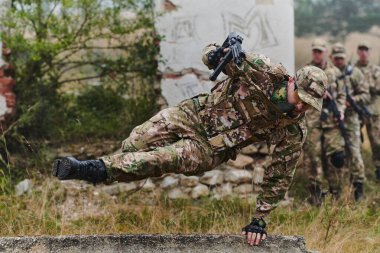 İyi eğitimli, kamuflajlı seçkin bir askeri birlik tehlikeli orman arazisinde ustalıkla yol alır, engelleri aşar ve kusursuz ve gizli bir görevi yerine getirir.. 