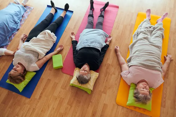 Ovanifrån Grupp Senior Kvinnor Engagerar Sig Olika Yogaövningar Inklusive Nacke — Stockfoto