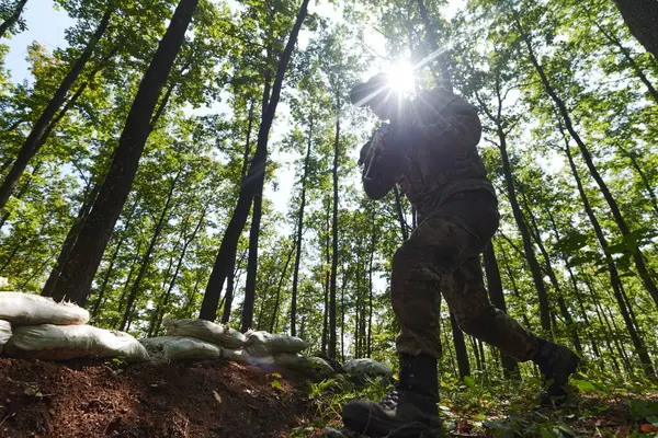 Soldato Élite Elimina Abilmente Barriere Militari Nel Pericoloso Terreno Boscoso — Foto Stock