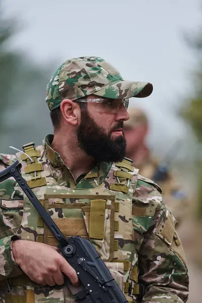 Elite Soldat Utstråler Fokusert Besluttsomhet Beredskap Rettet Opp Farlig Militær – stockfoto