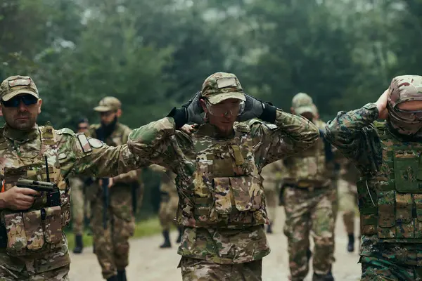 Een Groep Elite Soldaten Leidt Gevangenen Door Een Militair Kamp — Stockfoto