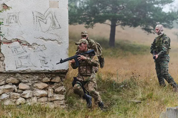 Yüksek riskli bir görevde, özel bir askeri birim teröristlerin saklandığına inanılan, hassas ve koordineli bir şekilde saklandığı tehlikeli bir evi korumak için taktik bir operasyon düzenler.