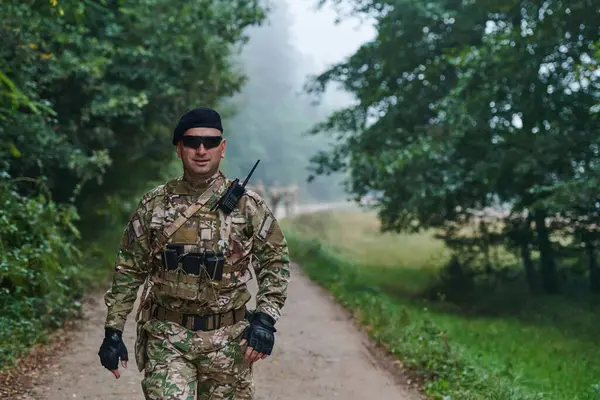 Elitarny Żołnierz Emanuje Skoncentrowaną Determinacją Gotowością Przygotowany Niebezpiecznej Operacji Wojskowej — Zdjęcie stockowe