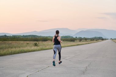 Dayanıklılık ve kararlılığı somutlaştıran tek bir koşucu, sağlıklı bir yaşam tarzını benimserken, yaklaşan maraton müsabakaları için hazırlanarak, coşkuyla fitness hedeflerini takip eder. 