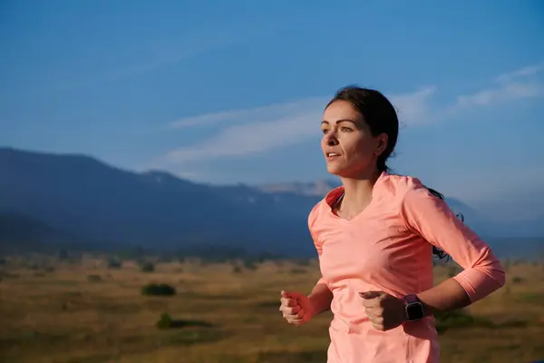 Eine Resolute Und Motivierte Athletin Die Selbstbewusst Den Sonnenaufgang Läuft — Stockfoto