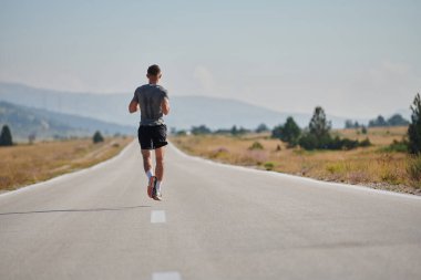 Yüksek motivasyona sahip bir maraton koşucusu, hedeflerine ulaşmak için yanıp tutuşan arzusuyla yaklaşan yarışı için amansız bir şekilde antrenman yaparken kararlılığını sergiliyor.. 