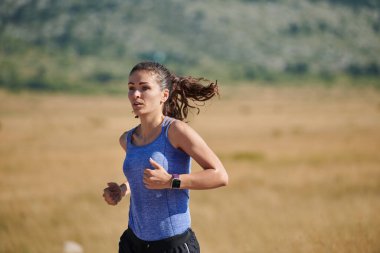 Dayanıklılık ve kararlılığı somutlaştıran tek bir koşucu, sağlıklı bir yaşam tarzını benimserken, yaklaşan maraton müsabakaları için hazırlanarak, coşkuyla fitness hedeflerini takip eder. 