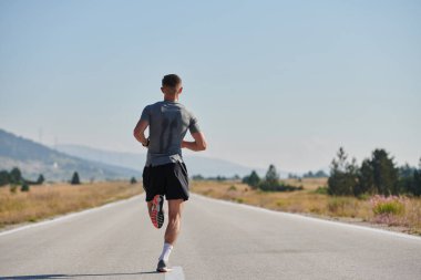 Yüksek motivasyona sahip bir maraton koşucusu, hedeflerine ulaşmak için yanıp tutuşan arzusuyla yaklaşan yarışı için amansız bir şekilde antrenman yaparken kararlılığını sergiliyor.. 