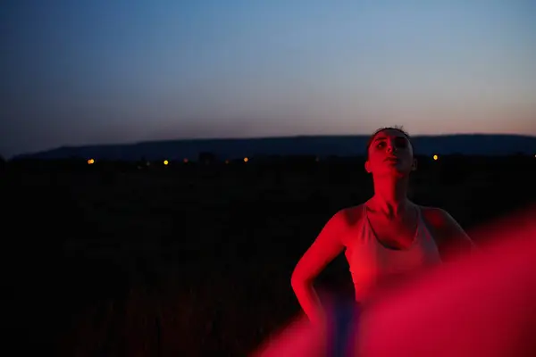 Grueling Nighttime Run Athlete Strikes Confident Pose Bathed Red Glow — Stock Photo, Image