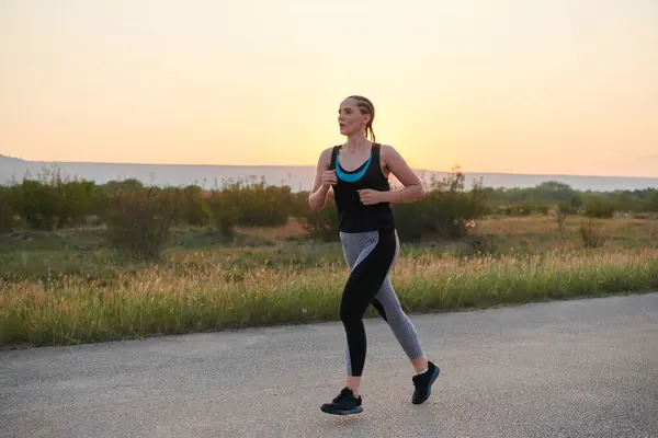 Embodying Strength Determination Lone Runner Pursues Her Fitness Goals Fervor — Stock Photo, Image