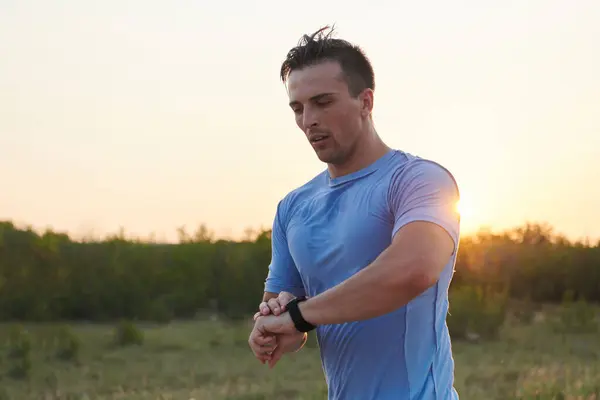 Temidden Van Zonnige Ambiance Een Atleet Blikken Zijn Smartwatch Tijdens — Stockfoto