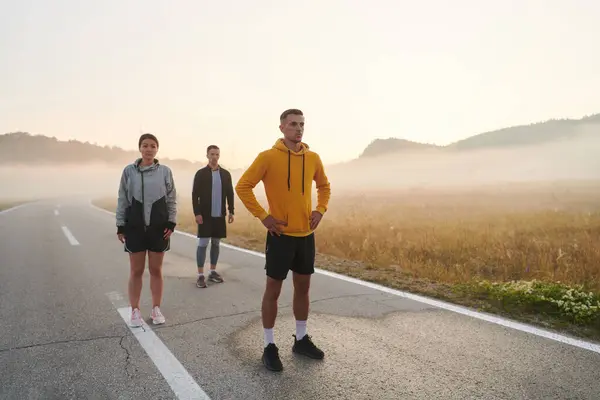 Group Friends Athletes Joggers Embrace Early Morning Hours Run Misty — Stock Photo, Image