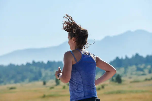 Una Mujer Atlética Encuentra Libertad Alegría Estilo Vida Saludable Corriendo — Foto de Stock