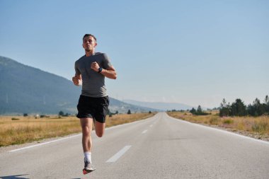 Yüksek motivasyona sahip bir maraton koşucusu, hedeflerine ulaşmak için yanıp tutuşan arzusuyla yaklaşan yarışı için amansız bir şekilde antrenman yaparken kararlılığını sergiliyor.. 