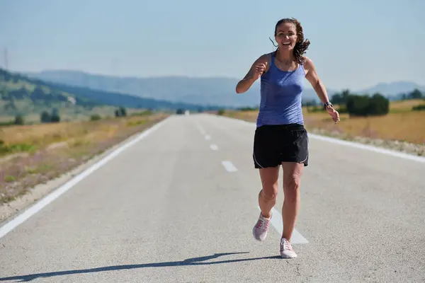 Una Mujer Atlética Encuentra Libertad Alegría Estilo Vida Saludable Corriendo —  Fotos de Stock