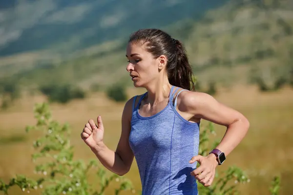 Embodying Strength Determination Lone Runner Pursues Her Fitness Goals Fervor — Stock Photo, Image