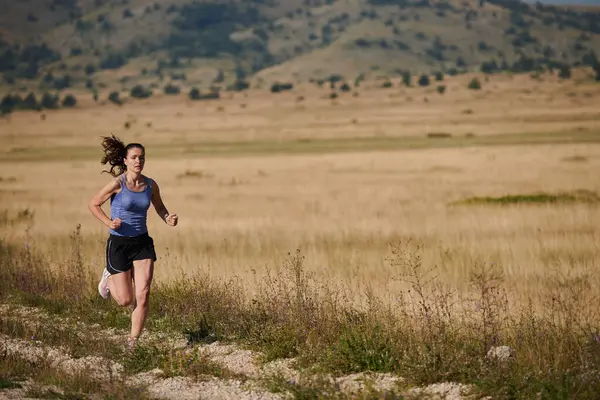 Eine Athletische Frau Findet Freiheit Und Freude Einem Gesunden Lebensstil — Stockfoto