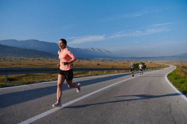 Kararlı ve motive olmuş bir sporcu gün doğumuna güvenle koşuyor, sabah koşusunda kararlılığını ve gücünü özetliyor.. 
