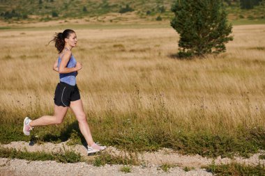 Dayanıklılık ve kararlılığı somutlaştıran tek bir koşucu, sağlıklı bir yaşam tarzını benimserken, yaklaşan maraton müsabakaları için hazırlanarak, coşkuyla fitness hedeflerini takip eder. 