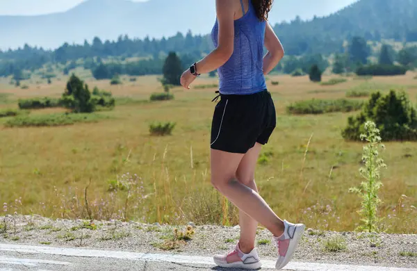 一位孤独的跑步者精力充沛地追求她的健身目标 准备迎接即将到来的马拉松挑战 同时拥抱健康的生活方式 这体现了她的力量和决心 — 图库照片