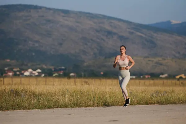 Eine Athletische Frau Findet Freiheit Und Freude Einem Gesunden Lebensstil — Stockfoto
