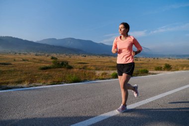 Kararlı ve motive olmuş bir sporcu gün doğumuna güvenle koşuyor, sabah koşusunda kararlılığını ve gücünü özetliyor.. 