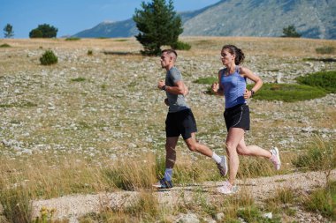 Açık havada koşan canlı bir çift atletizm ve romantizmin özünü somutlaştırıyor. Kendine güvenen adımları gelecekteki maratona ortak bir bağlılığı ve hazırlığı yansıtıyor.