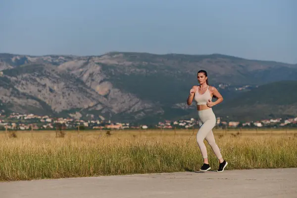 Atletik Bir Kadın Sağlıklı Bir Yaşam Tarzında Özgürlük Neşe Bulur — Stok fotoğraf