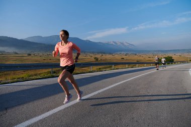 Kararlı ve motive olmuş bir sporcu gün doğumuna güvenle koşuyor, sabah koşusunda kararlılığını ve gücünü özetliyor.. 