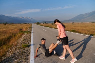 Şafak sökerken, romantik bir çift birlikte hafif bir gerinme yaşar. Bu, onların paylaşılan bağlılıklarını ve canlandırıcı bir sabah koşusu hazırlıklarını simgeler..