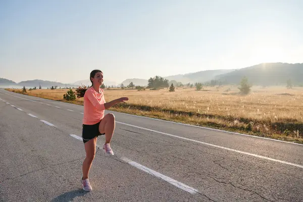 Kararlı Bir Atletik Kadın Koşudan Sonra Esneme Hareketleri Yapar Spor — Stok fotoğraf