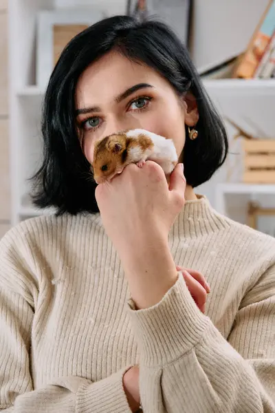 Black Haired Woman Enjoys Cozy Day Home Her Pet Mouse — Stock Photo, Image