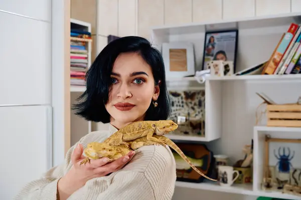 Beautiful Woman Joyful Moment Posing Her Two Adorable Bearded Dragon — Stock Photo, Image