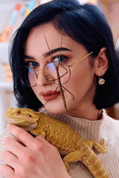 Young Woman Poses Her Two Pets Bearded Dragon Stick Insect — Stock Photo, Image