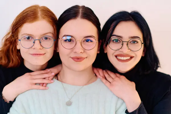 三个姐妹在洁白的背景下拥抱在一起 象征着姐妹情谊的永恒结合 — 图库照片