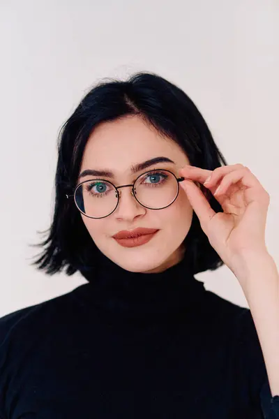 Esmer Bir Kadın Gözlüğünü Gururla Takarken Neşe Saçıyor Temiz Beyaz — Stok fotoğraf