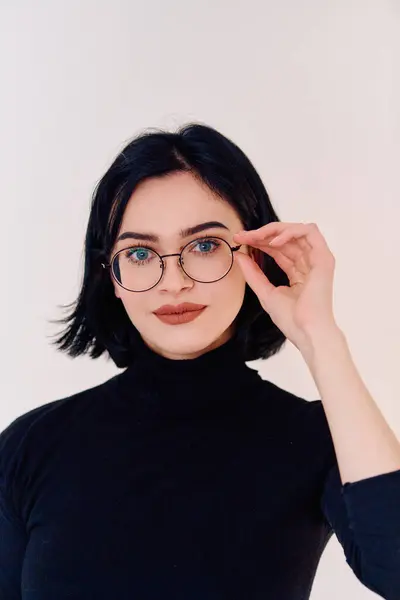 Esmer Bir Kadın Gözlüğünü Gururla Takarken Neşe Saçıyor Temiz Beyaz — Stok fotoğraf