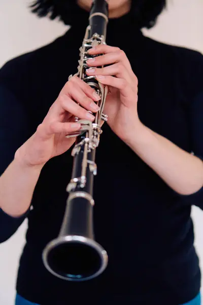 Талантливая Брюнетка Музыкант Демонстрирует Свое Мастерство Изящно Держит Играет Кларнет — стоковое фото
