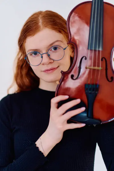 Çarpıcı Kızıl Saçlı Bir Müzisyen Kemanıyla Poz Verirken Zarafet Müzikal — Stok fotoğraf