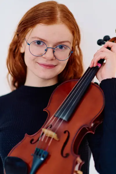 Çarpıcı Kızıl Saçlı Bir Müzisyen Kemanıyla Poz Verirken Zarafet Müzikal — Stok fotoğraf