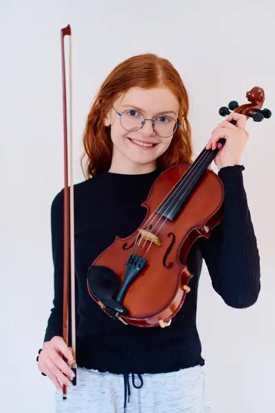 Stunning Redhead Musician Exudes Elegance She Poses Her Violin Embodying — Stock Photo, Image