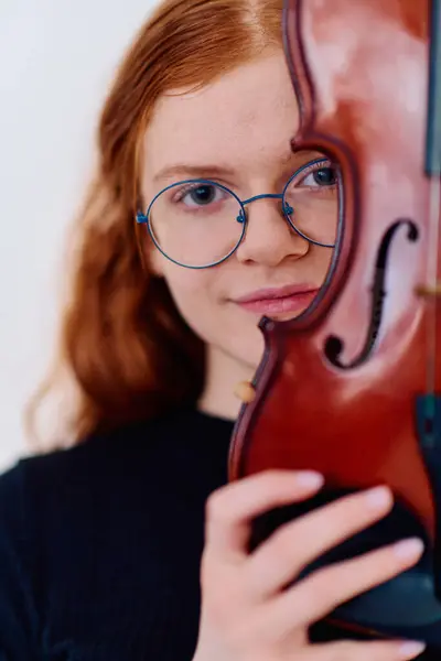 Músico Ruivo Deslumbrante Exala Elegância Enquanto Posa Com Seu Violino — Fotografia de Stock