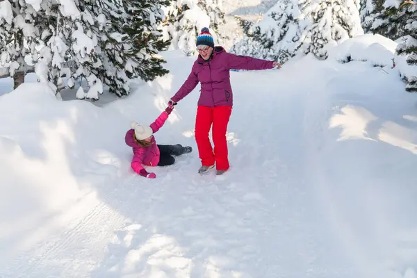 Mother Daughter Dash Serene Snowy Path Embracing Tranquil Beauty Winter Φωτογραφία Αρχείου