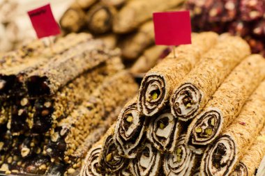 Kendinizi Istanbuls 'un canlı mutfak sahnesine daldırın. Geleneksel Türk tatlıları ve hamur işleri ile gözleriniz bayram etsin, hareketli caddeleri doldurup sizi davet etsin.