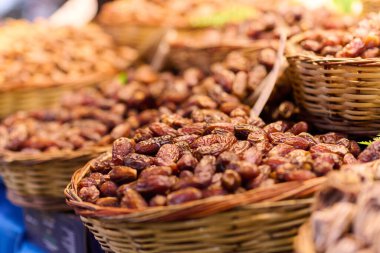 Taze hasat edilmiş, paketlenmiş ve satışa hazır, İstanbul sokaklarında sonbaharın tadını sunuyor.