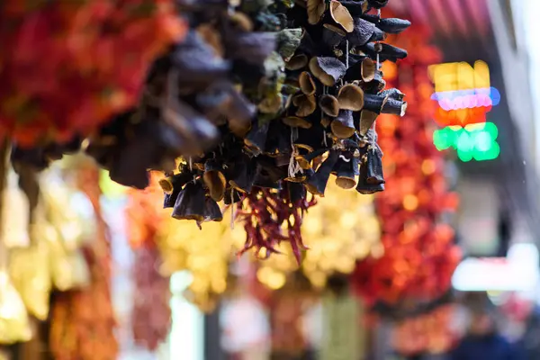Gedroogde Marsepein Hangt Een Winkel Traditionele Turkse Straten — Stockfoto