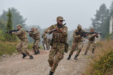 Disiplinli ve özel bir askeri birlik, kamuflajlı, stratejik devriye gezen ve yüksek bahisli bir ortamda kontrolü elinde tutan, hassasiyetlerini, birliklerini ve hazırlıklarını gösteren