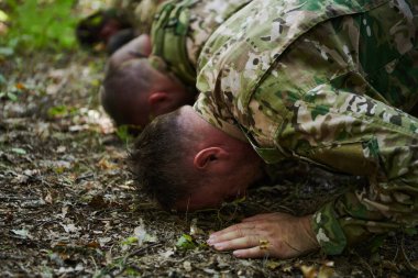 Kendini adamış bir grup asker, yoğun ormanlık alanlardaki askeri operasyonun zorlu ve tehlikeli koşulları arasında İslami namaz kılıyor.. 